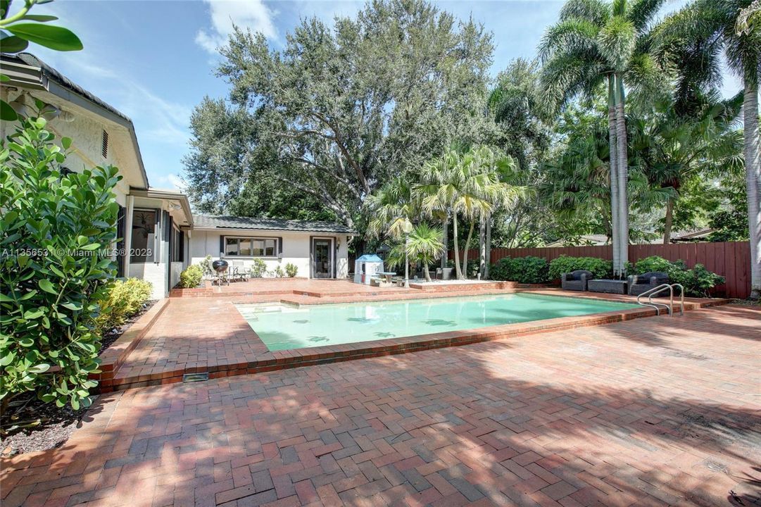Recently Sold: $715,000 (4 beds, 2 baths, 2136 Square Feet)