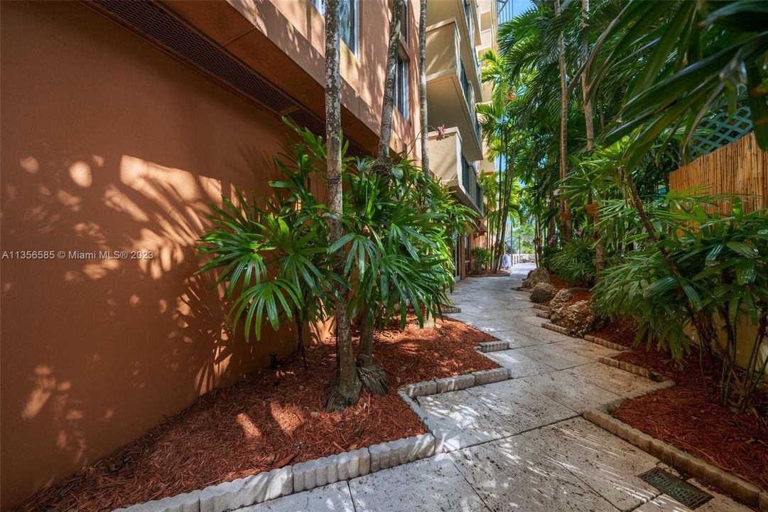 Recently Sold: $550,000 (1 beds, 1 baths, 950 Square Feet)