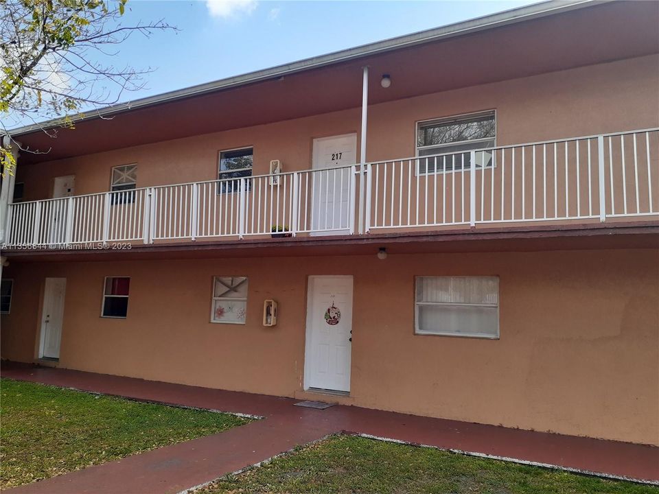 Recently Sold: $185,800 (1 beds, 1 baths, 629 Square Feet)