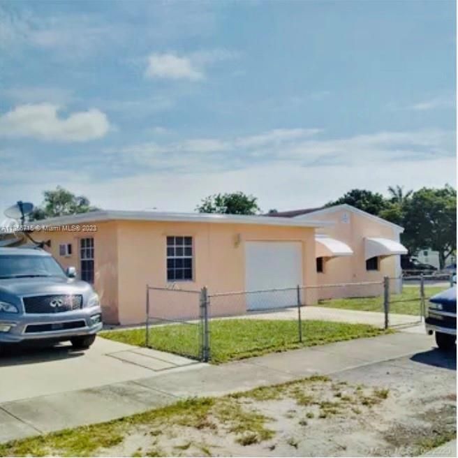 Recently Sold: $480,000 (6 beds, 2 baths, 1608 Square Feet)