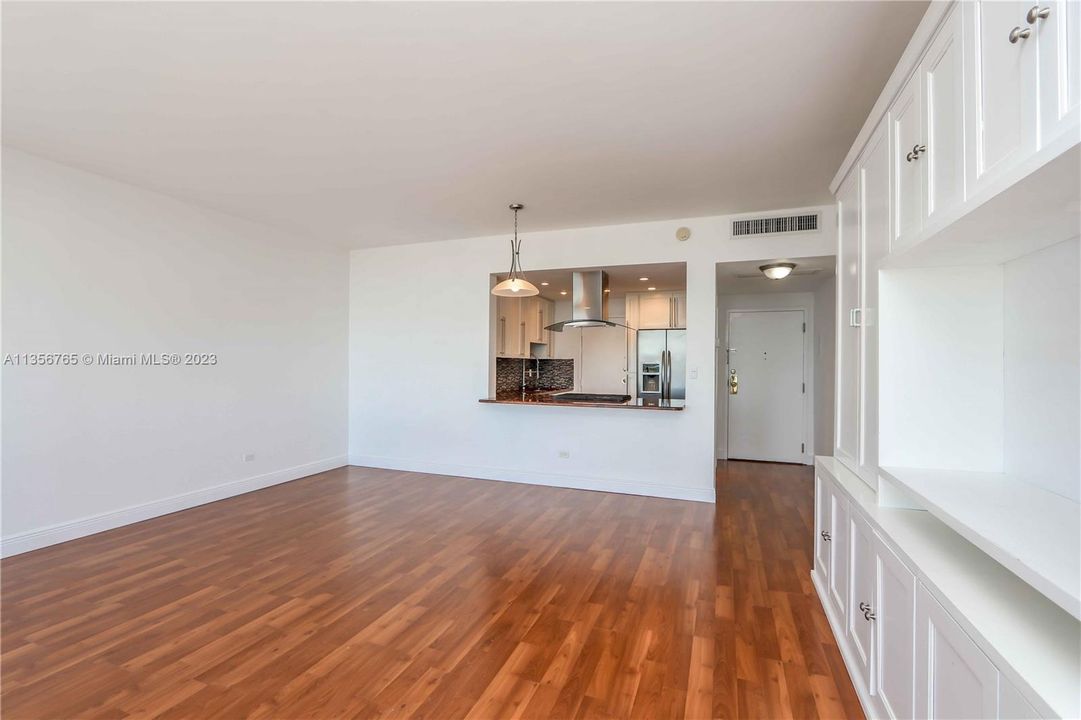 Recently Sold: $360,000 (1 beds, 1 baths, 780 Square Feet)