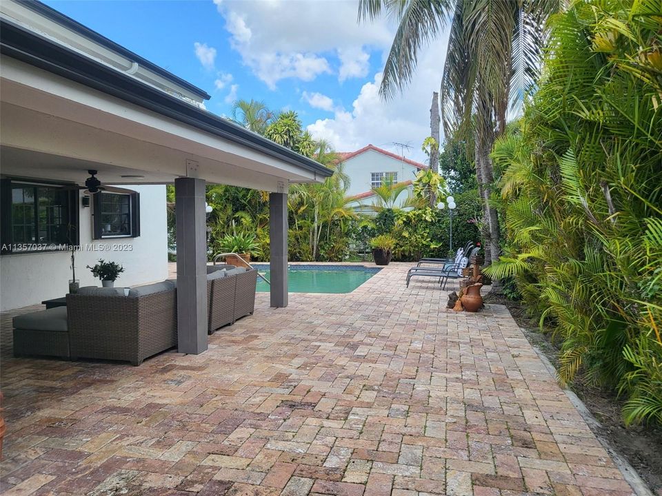 Recently Sold: $1,150,000 (5 beds, 3 baths, 3356 Square Feet)