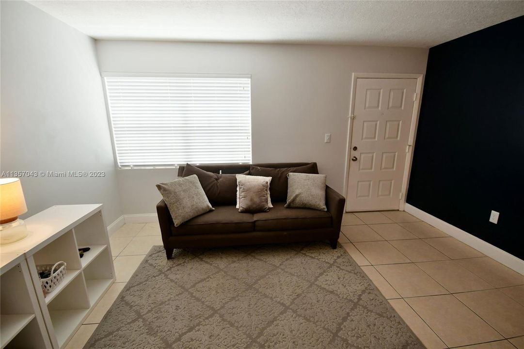 For Rent: $2,400 (2 beds, 2 baths, 824 Square Feet)