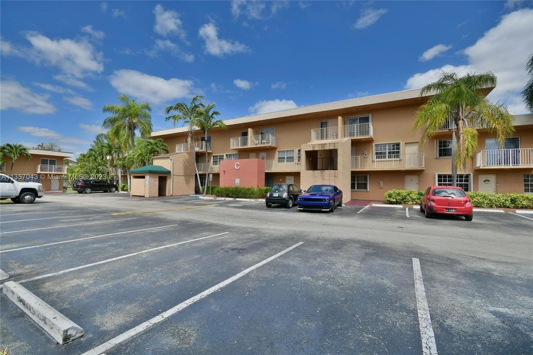 For Rent: $2,400 (2 beds, 2 baths, 824 Square Feet)