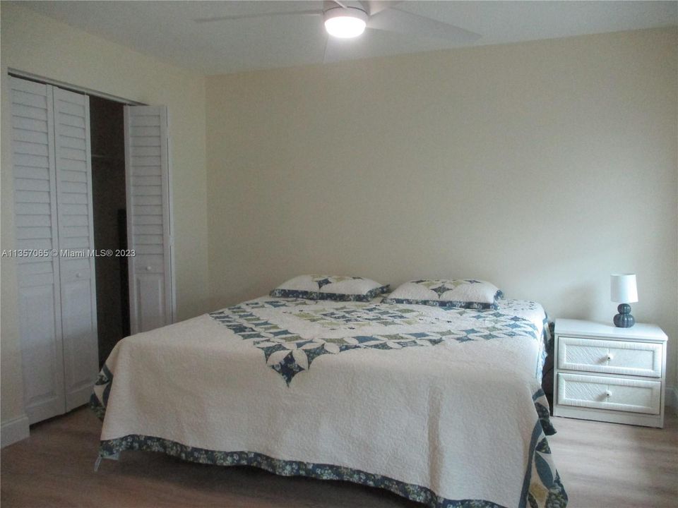 Guest bedroom with two windows for the morning sun