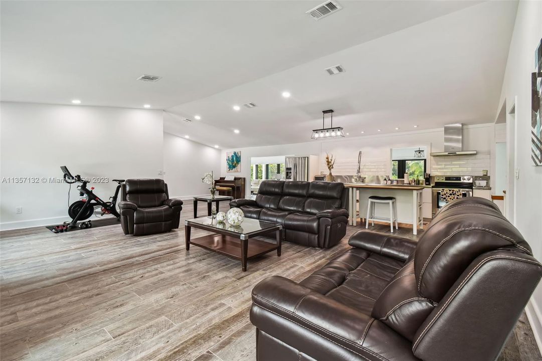 最近租的: $6,500 (5 贝兹, 3 浴室, 3270 平方英尺)