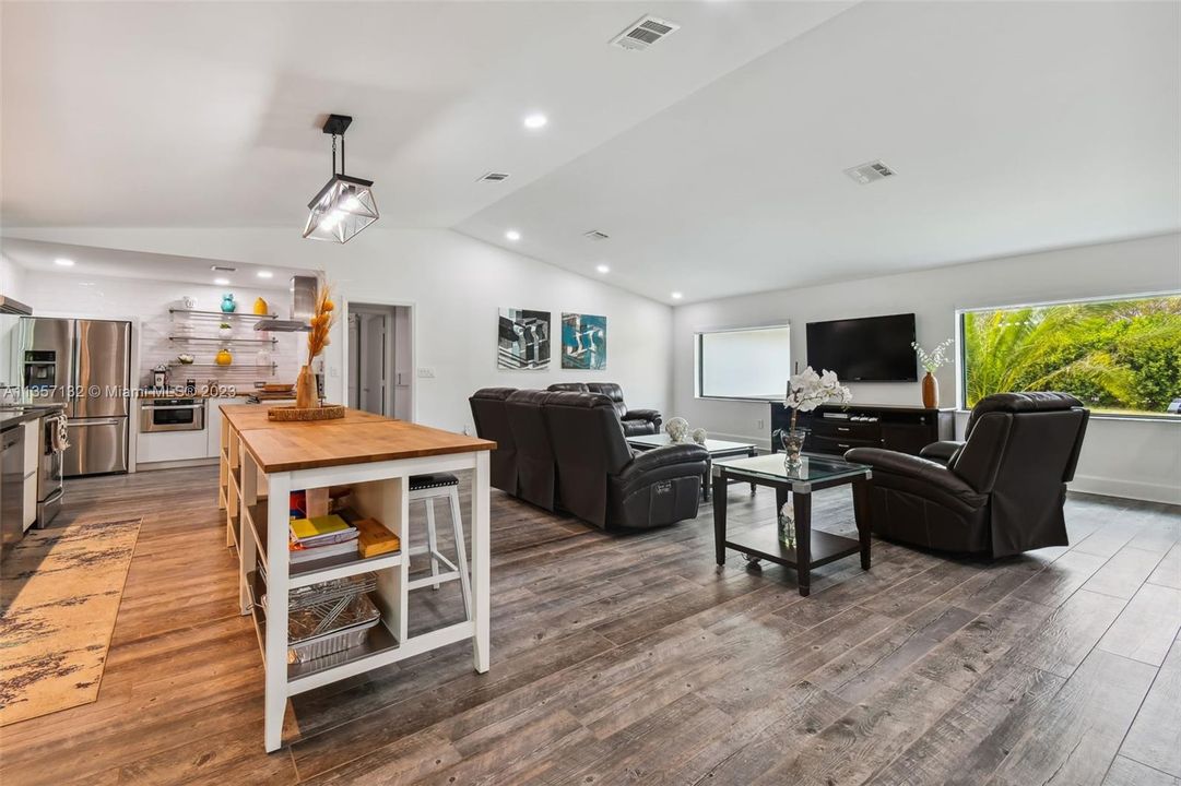 最近租的: $6,500 (5 贝兹, 3 浴室, 3270 平方英尺)