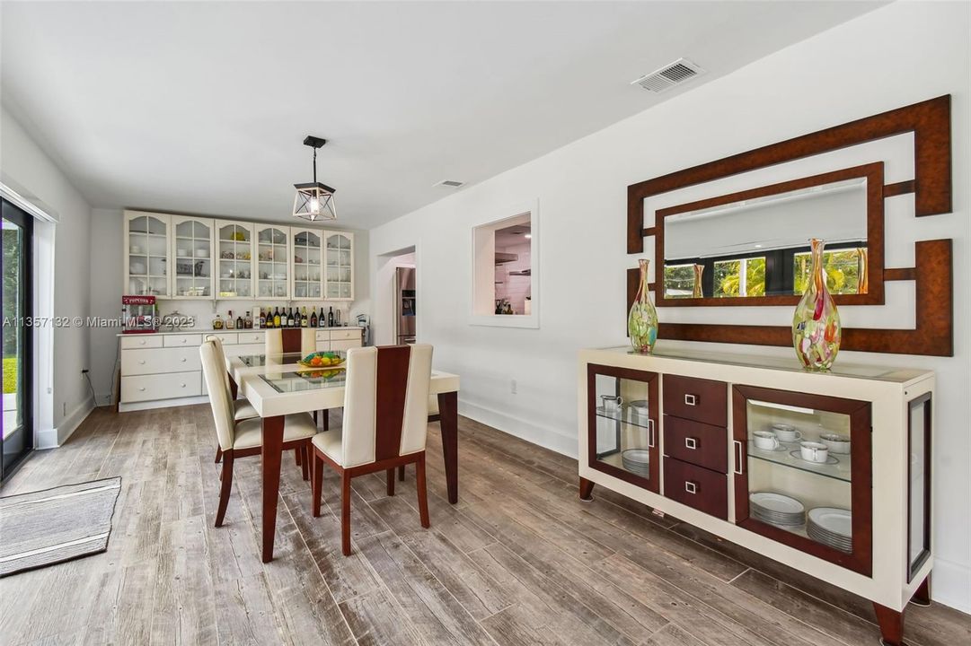 最近租的: $6,500 (5 贝兹, 3 浴室, 3270 平方英尺)