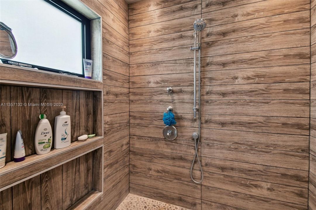 最近租的: $6,500 (5 贝兹, 3 浴室, 3270 平方英尺)