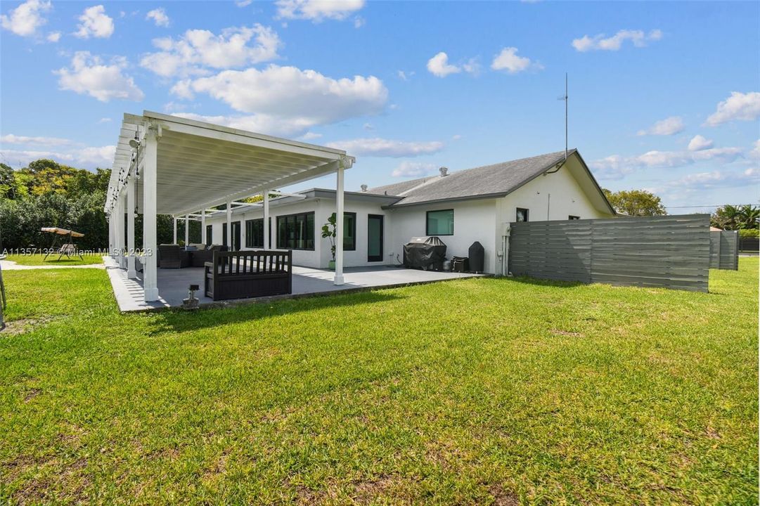 最近租的: $6,500 (5 贝兹, 3 浴室, 3270 平方英尺)