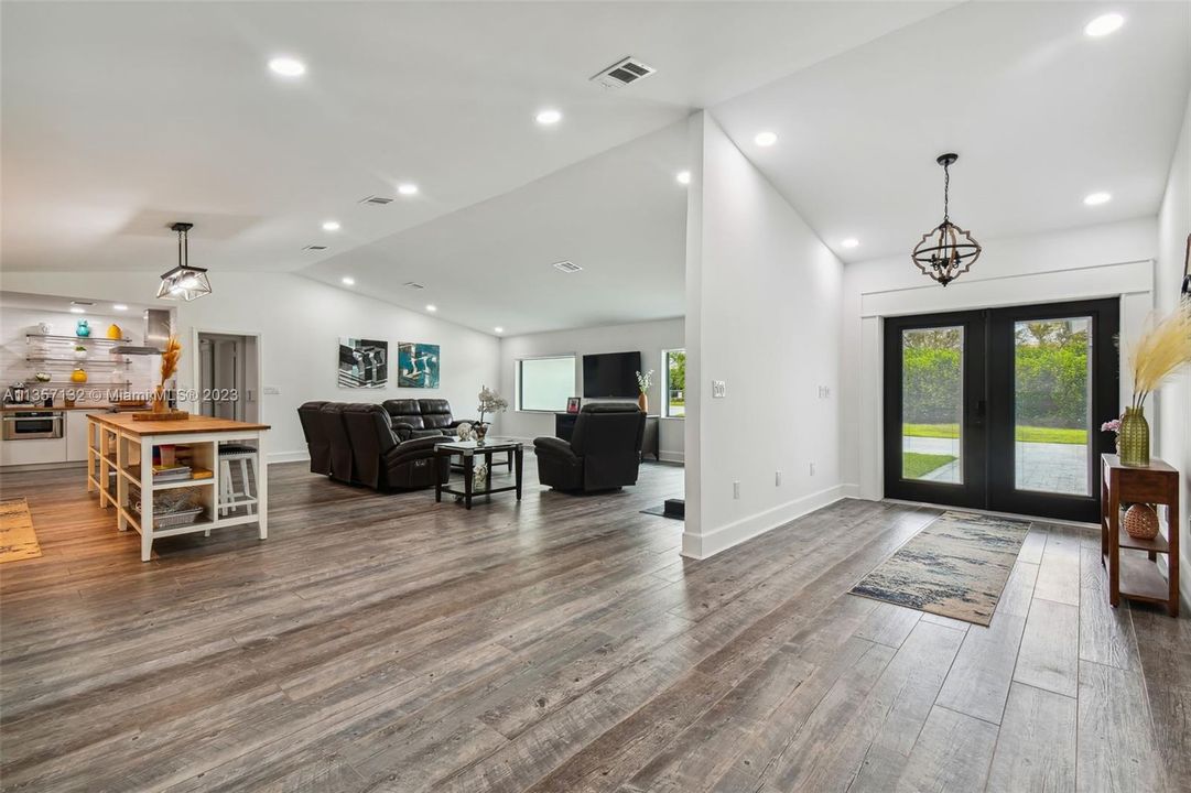 最近租的: $6,500 (5 贝兹, 3 浴室, 3270 平方英尺)