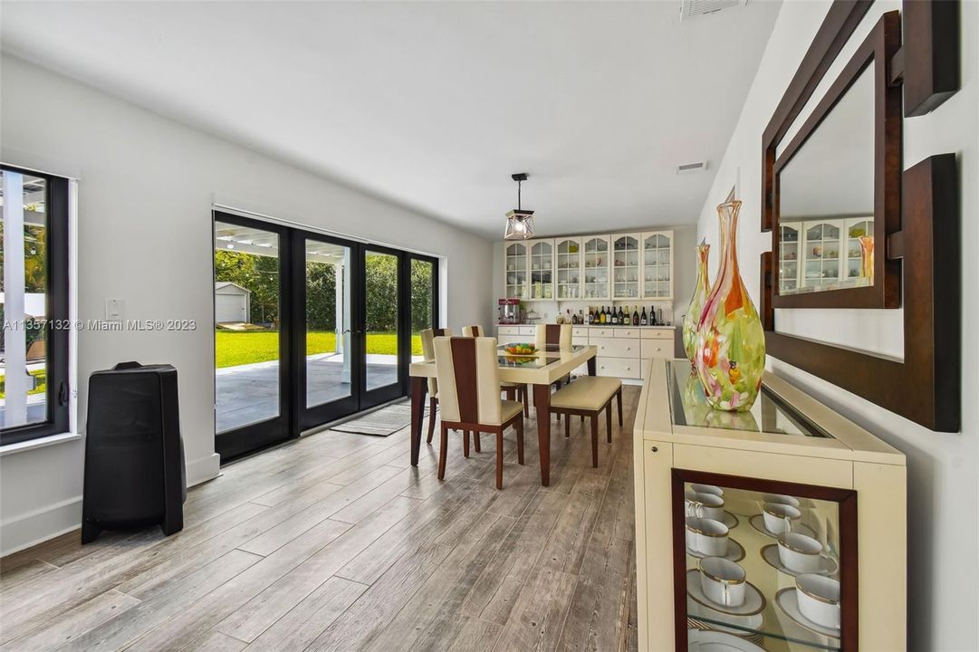 最近租的: $6,500 (5 贝兹, 3 浴室, 3270 平方英尺)