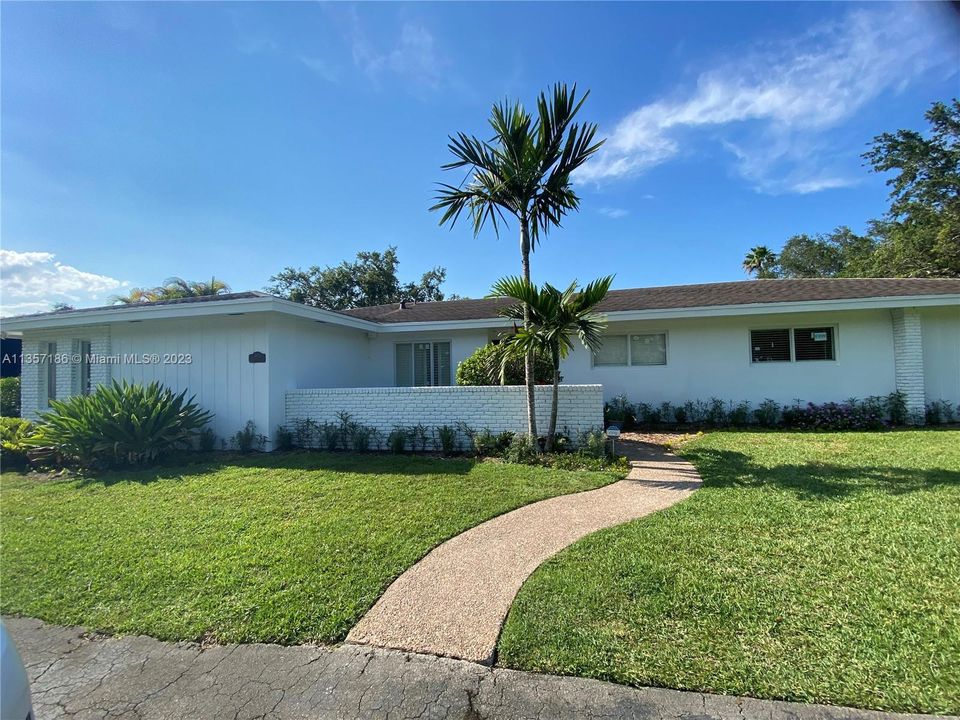 Recently Rented: $10,500 (5 beds, 2 baths, 2575 Square Feet)