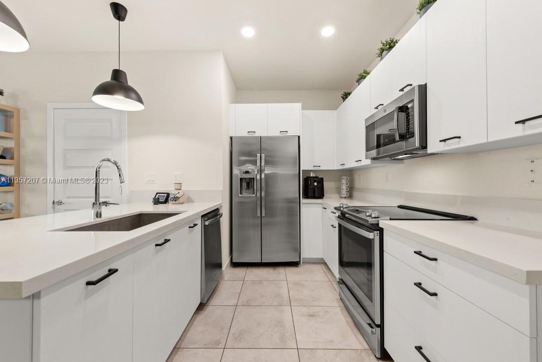 Recently Sold: $780,000 (3 beds, 2 baths, 1866 Square Feet)