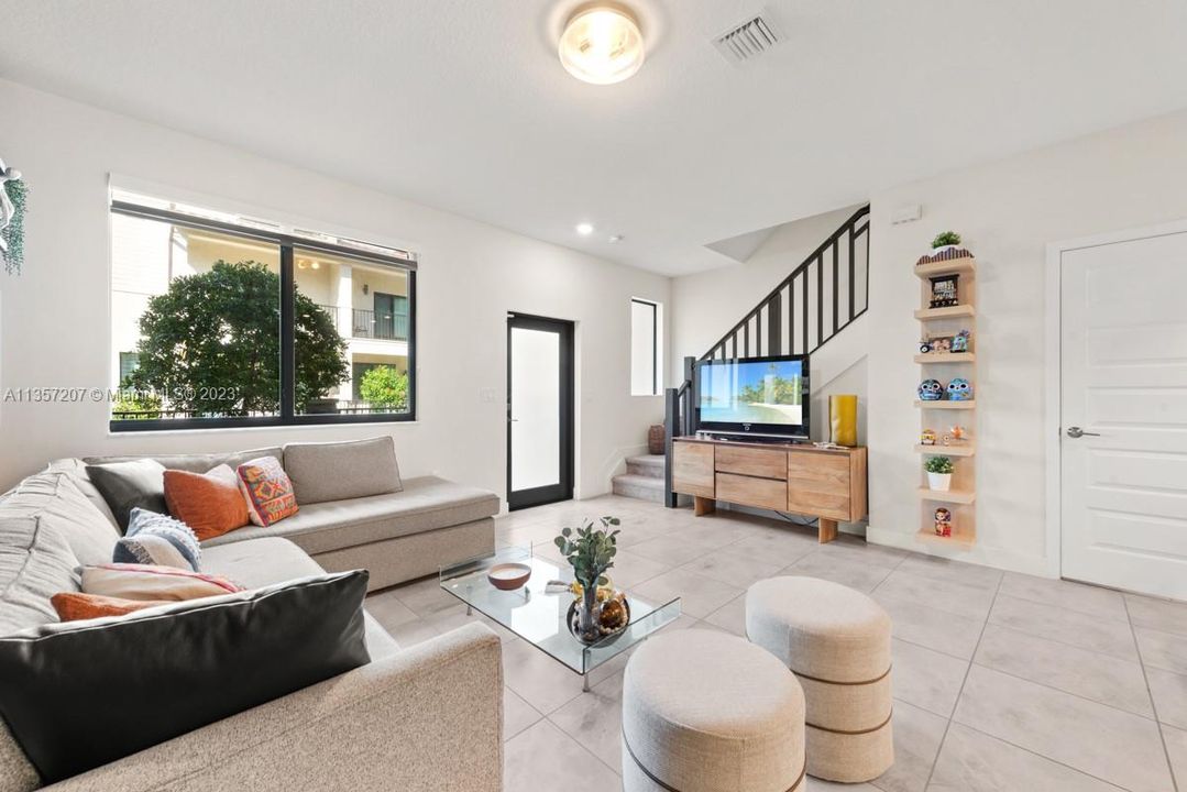Recently Sold: $780,000 (3 beds, 2 baths, 1866 Square Feet)