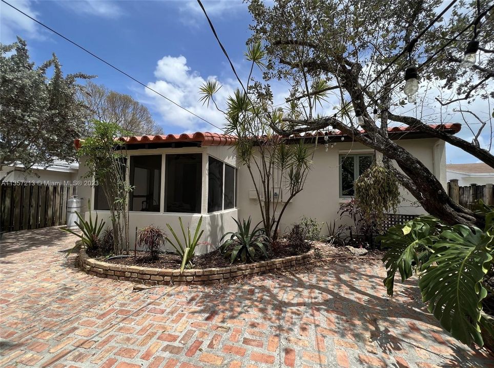 Recently Sold: $560,000 (2 beds, 1 baths, 1060 Square Feet)