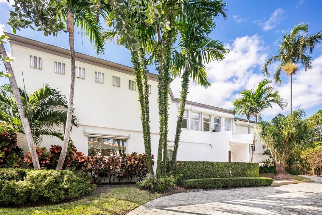 Recently Sold: $3,990,000 (6 beds, 4 baths, 3609 Square Feet)