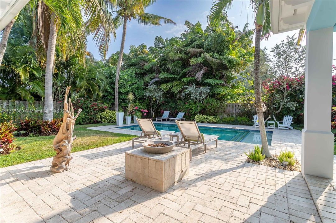 Recently Sold: $3,325,000 (4 beds, 3 baths, 3664 Square Feet)