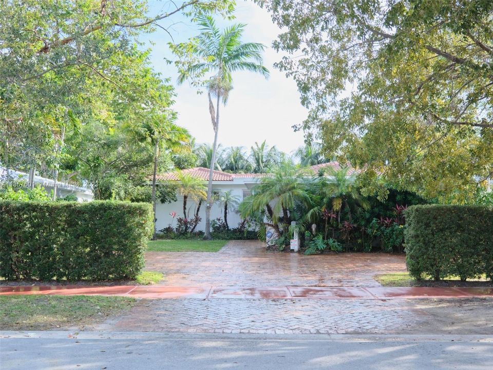 Recently Sold: $2,800,000 (5 beds, 3 baths, 2594 Square Feet)