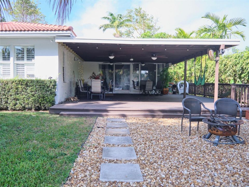 Recently Sold: $2,800,000 (5 beds, 3 baths, 2594 Square Feet)