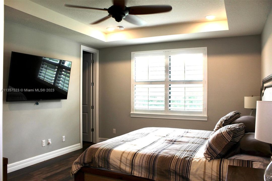Master Ensuite with Large Walk-in Closet