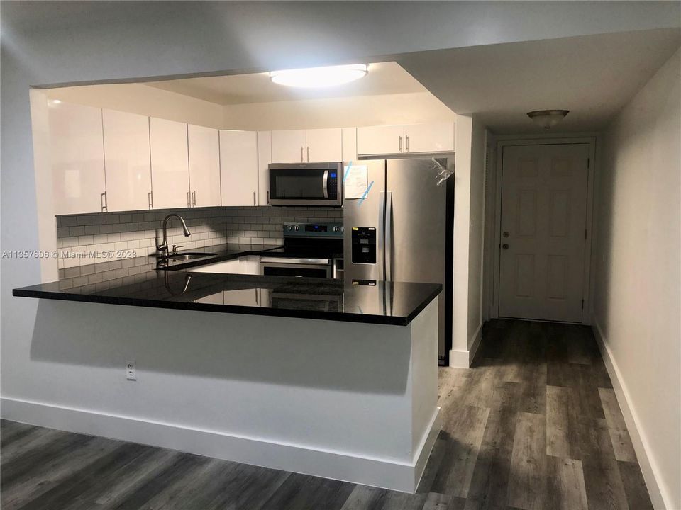 Recently Sold: $230,000 (2 beds, 1 baths, 885 Square Feet)