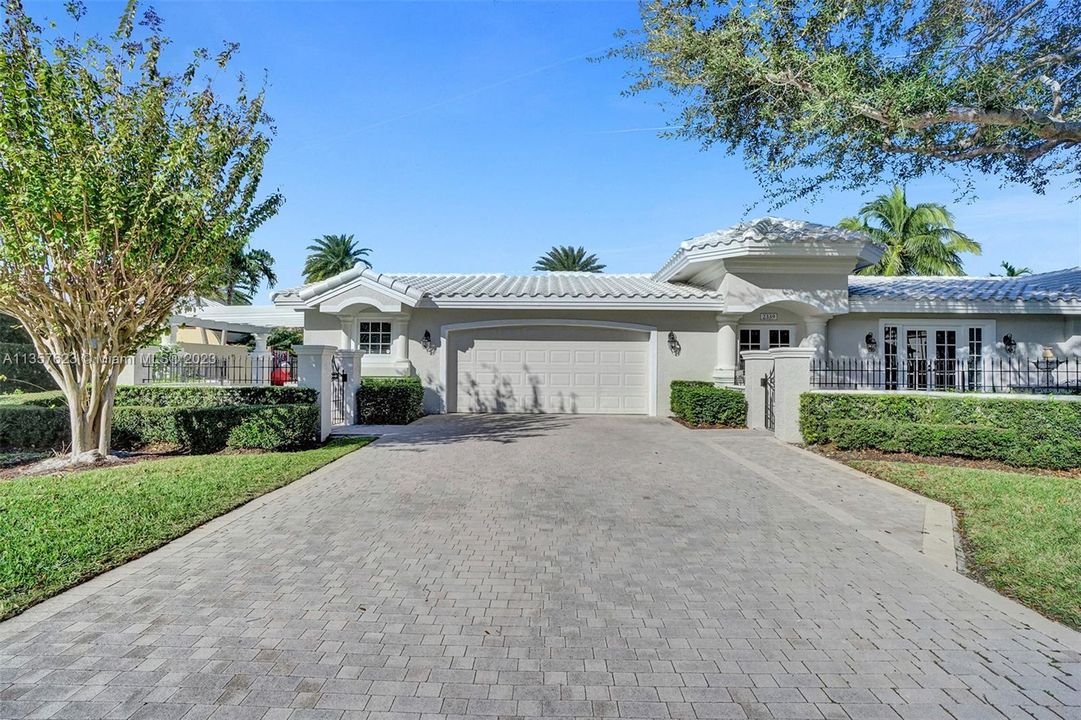 Recently Sold: $2,495,000 (3 beds, 3 baths, 2742 Square Feet)