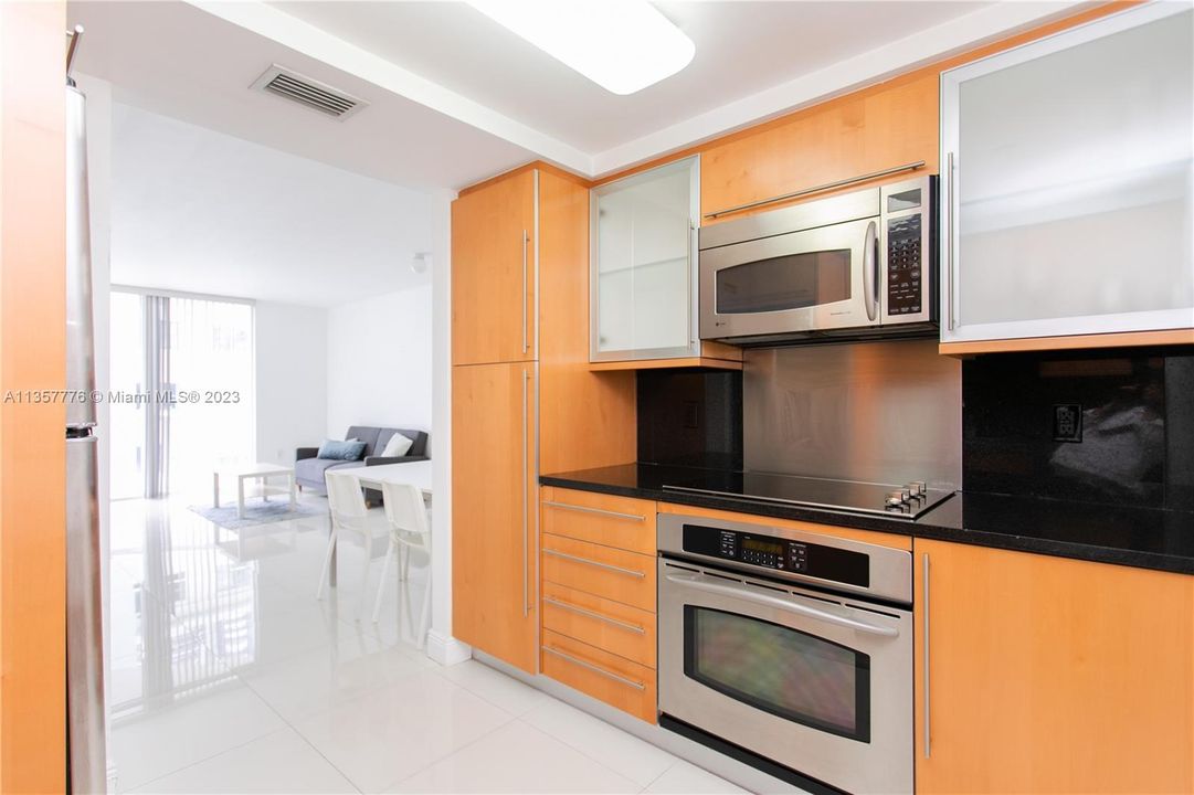 For Sale: $750,000 (1 beds, 1 baths, 808 Square Feet)