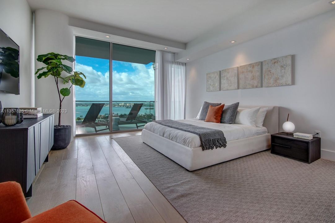 Recently Sold: $5,900,000 (2 beds, 3 baths, 2233 Square Feet)