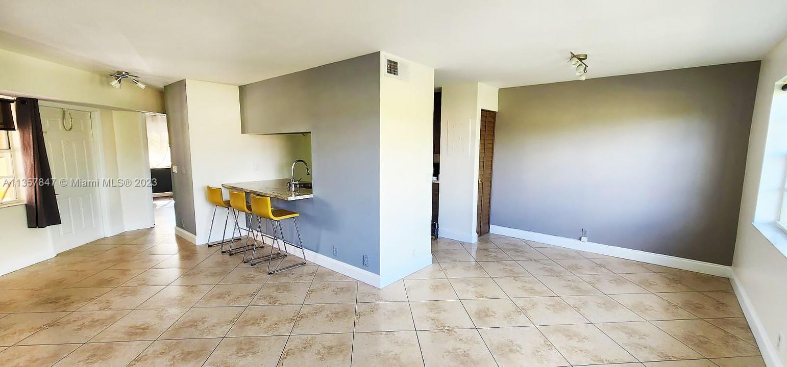 For Rent: $2,250 (2 beds, 2 baths, 985 Square Feet)