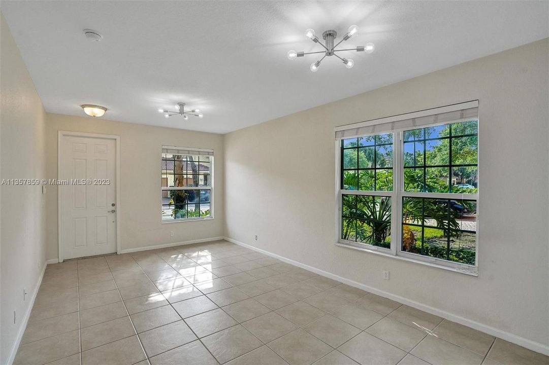 Recently Sold: $389,000 (3 beds, 2 baths, 1317 Square Feet)