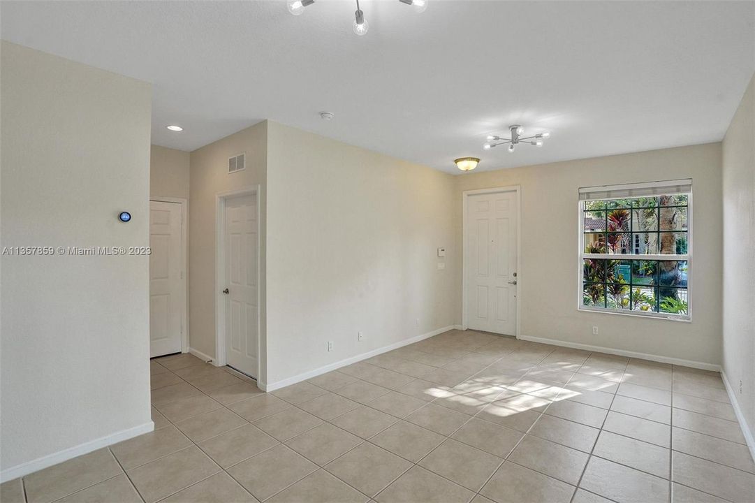 Recently Sold: $389,000 (3 beds, 2 baths, 1317 Square Feet)