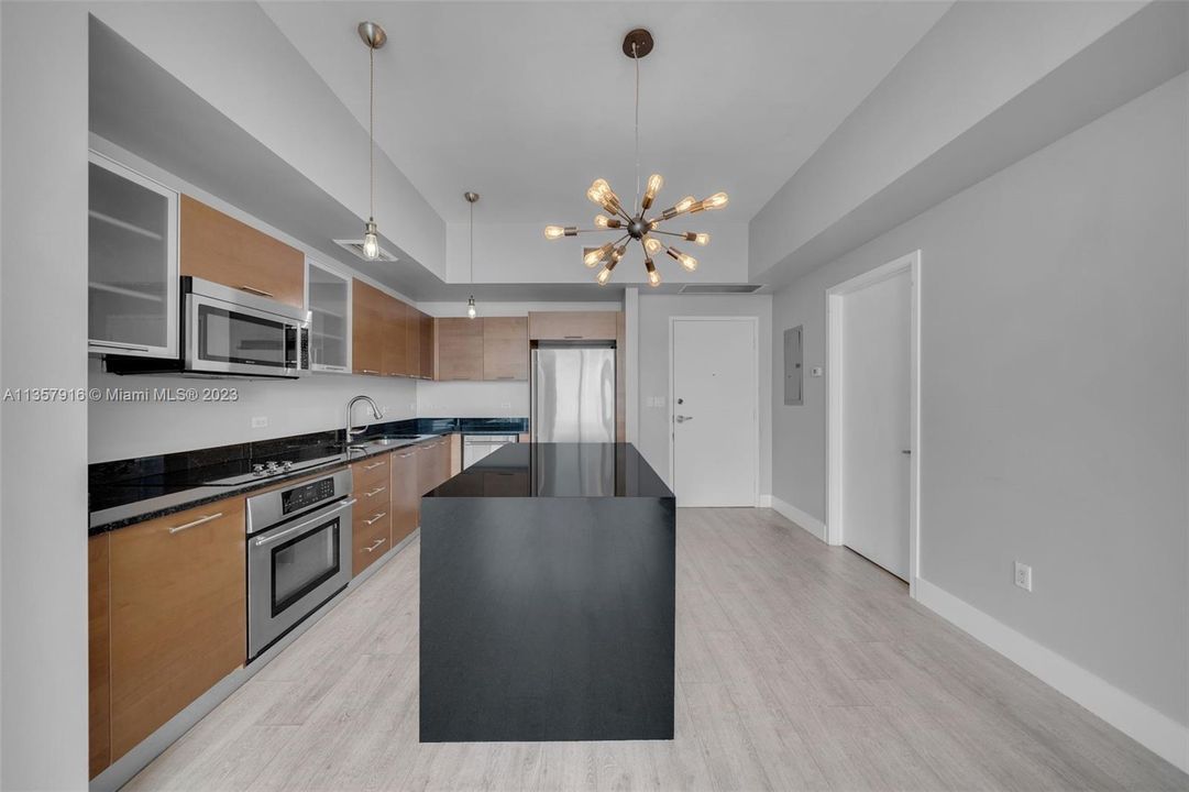 Recently Sold: $479,000 (1 beds, 1 baths, 735 Square Feet)