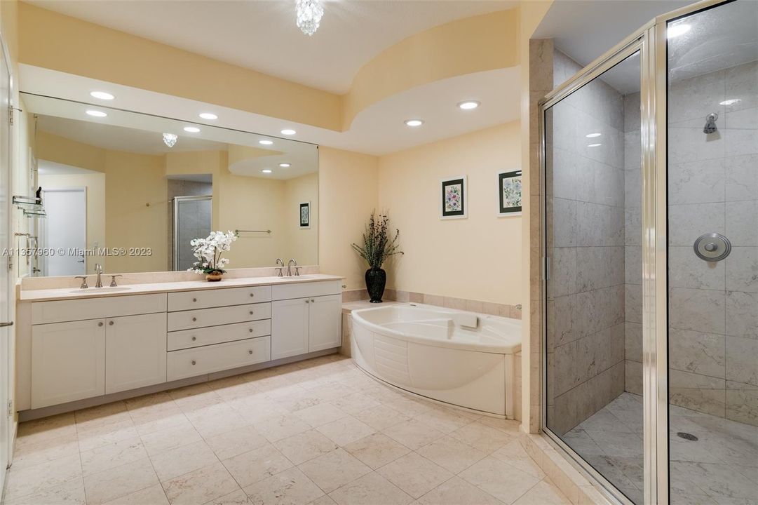 最近售出: $1,895,000 (2 贝兹, 2 浴室, 2060 平方英尺)