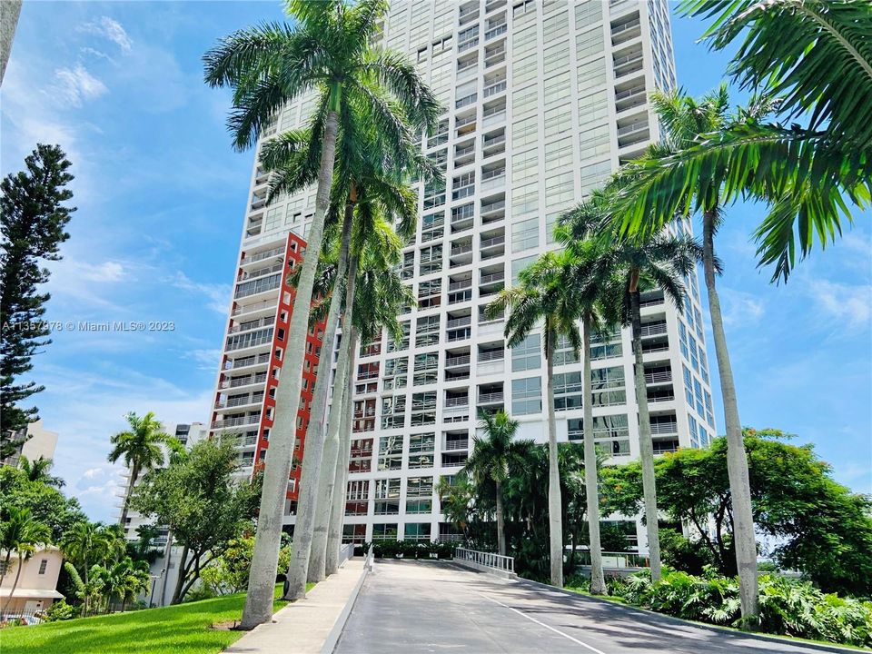 Recently Sold: $1,600,000 (3 beds, 2 baths, 1869 Square Feet)