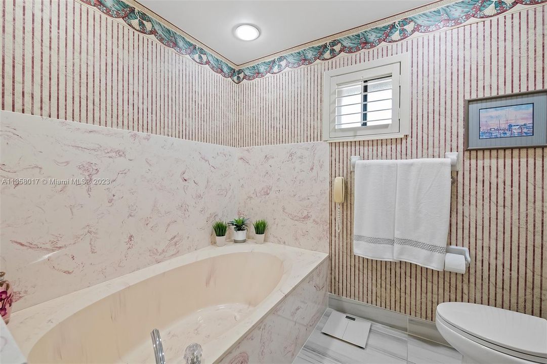 最近售出: $689,000 (3 贝兹, 2 浴室, 1956 平方英尺)