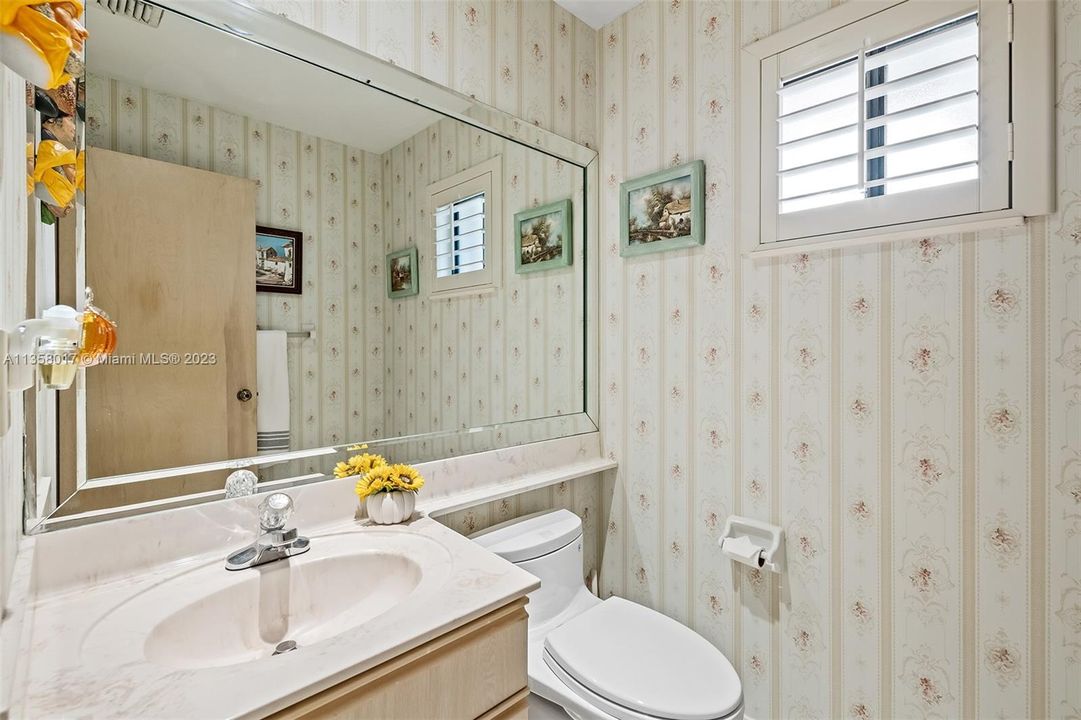 最近售出: $689,000 (3 贝兹, 2 浴室, 1956 平方英尺)