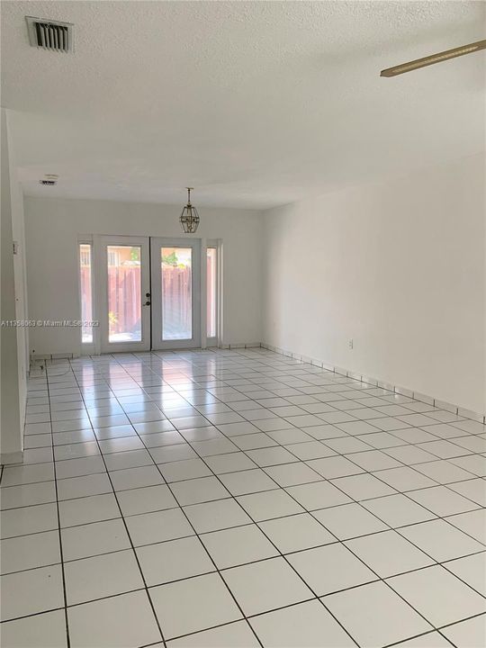 Recently Rented: $2,950 (3 beds, 2 baths, 1150 Square Feet)