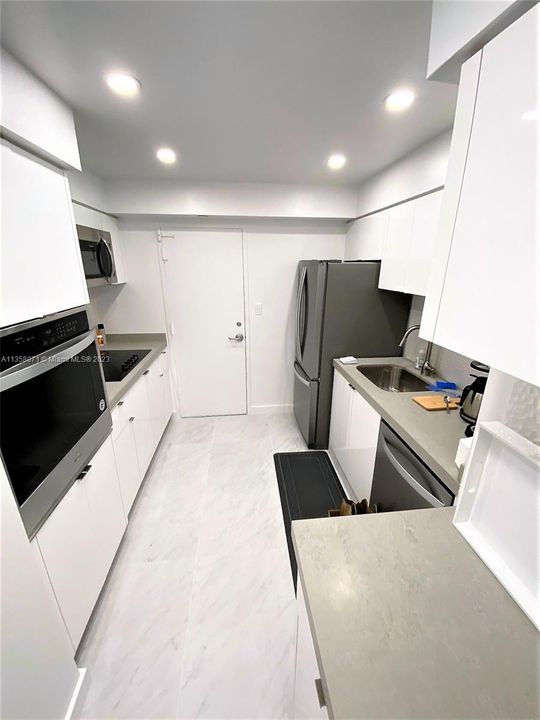 NEWLY Renovated Studio with high quality appliances w/ a Dishwasher
