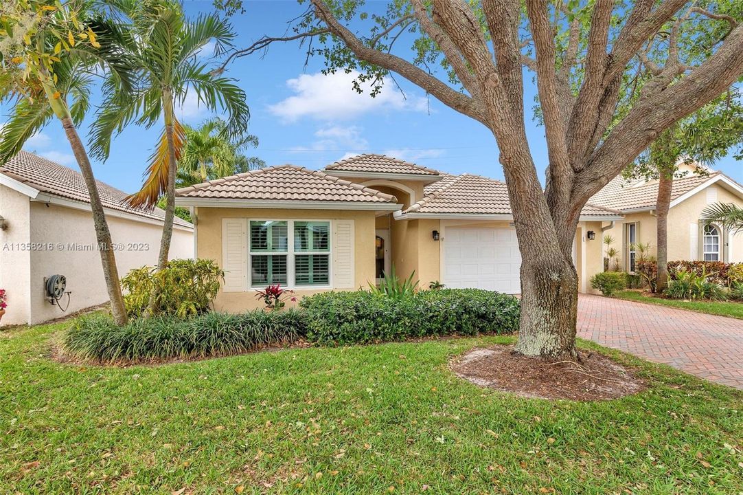 Lovely 3/2/2 CBS pool home with impact          glass, just 2 miles to the beach!