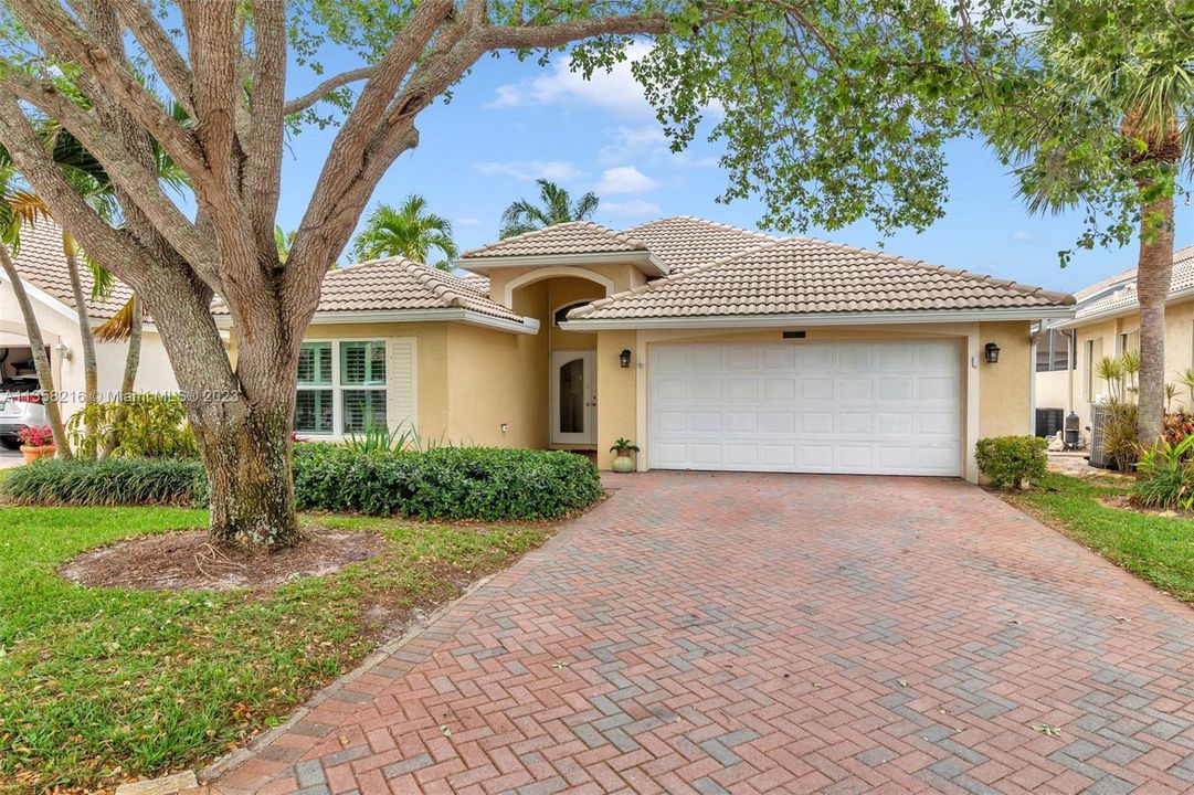 Lovely 3/2/2 CBS pool home with impact          glass, just 2 miles to the beach!