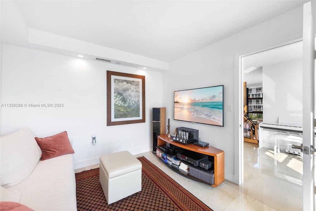 Recently Sold: $2,150,000 (3 beds, 2 baths, 1782 Square Feet)