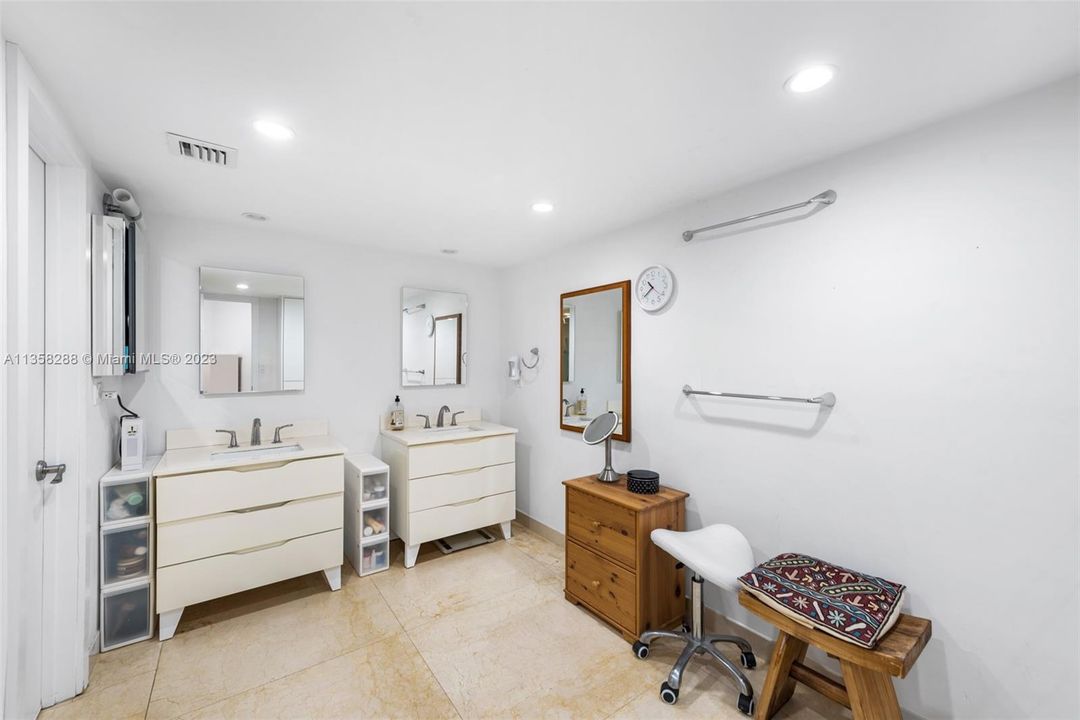 Recently Sold: $2,150,000 (3 beds, 2 baths, 1782 Square Feet)