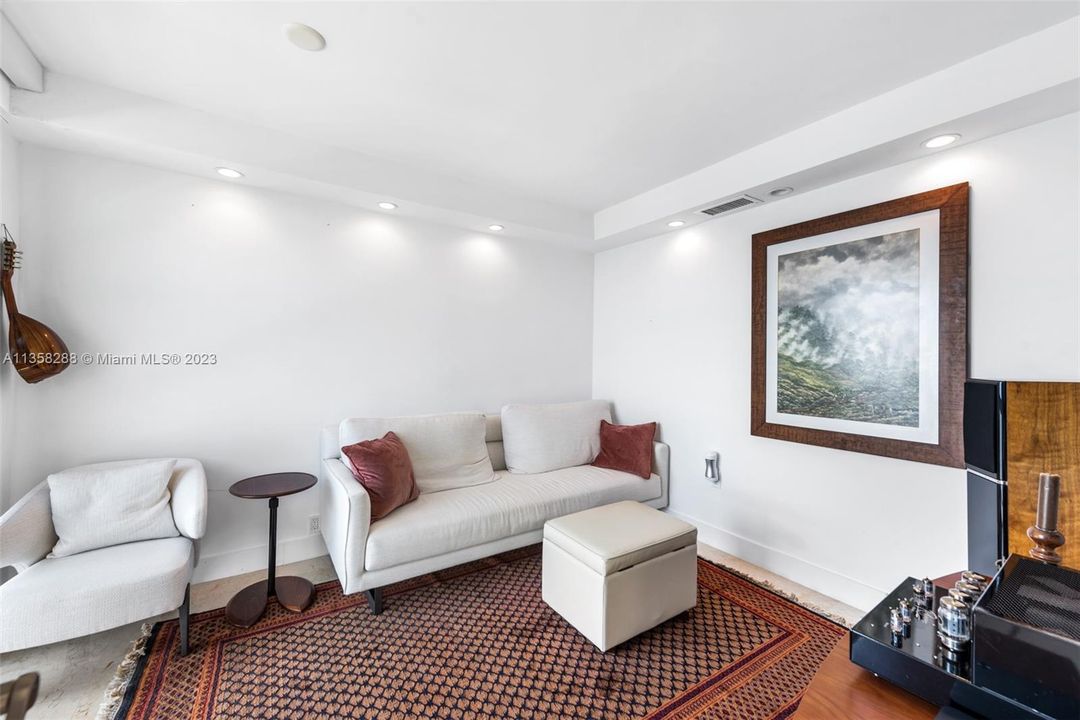 Recently Sold: $2,150,000 (3 beds, 2 baths, 1782 Square Feet)