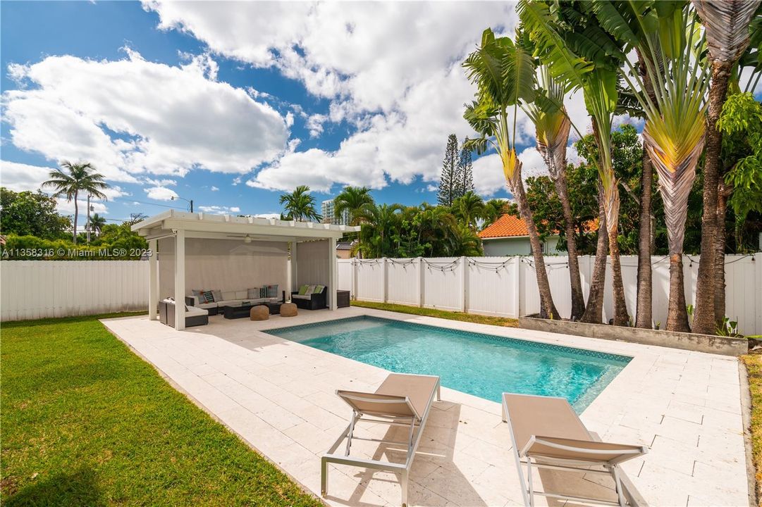 Recently Sold: $1,699,000 (3 beds, 2 baths, 2374 Square Feet)