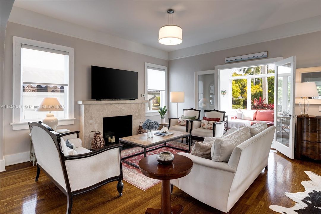 Recently Sold: $1,699,000 (3 beds, 2 baths, 2374 Square Feet)