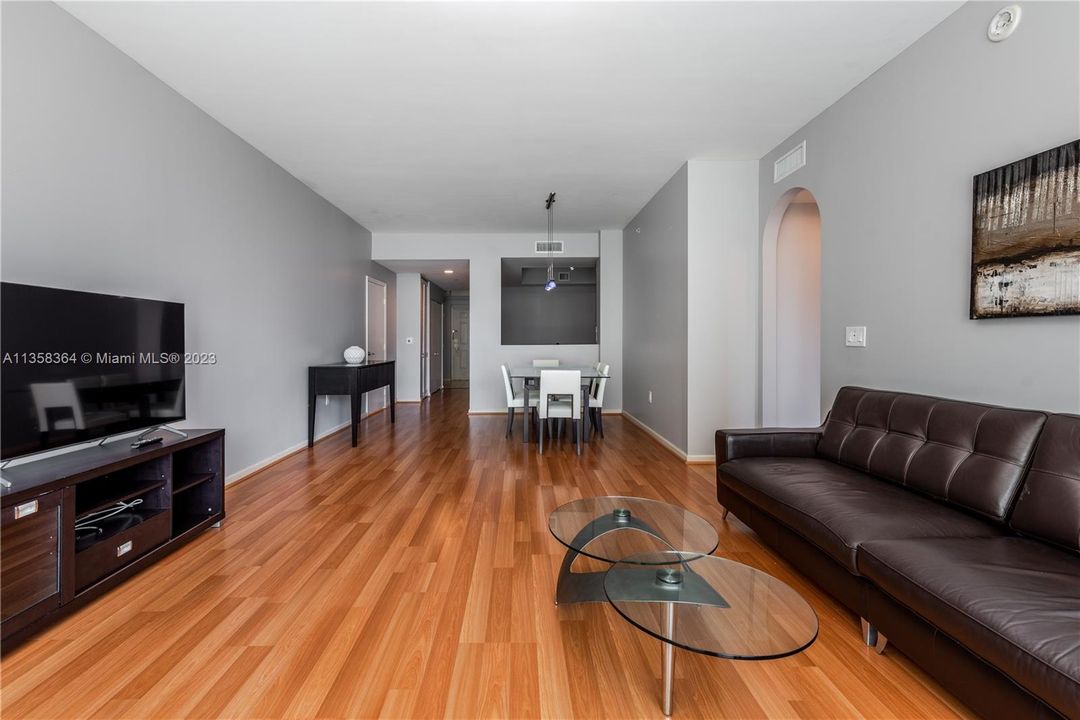 Recently Sold: $590,000 (2 beds, 2 baths, 1400 Square Feet)