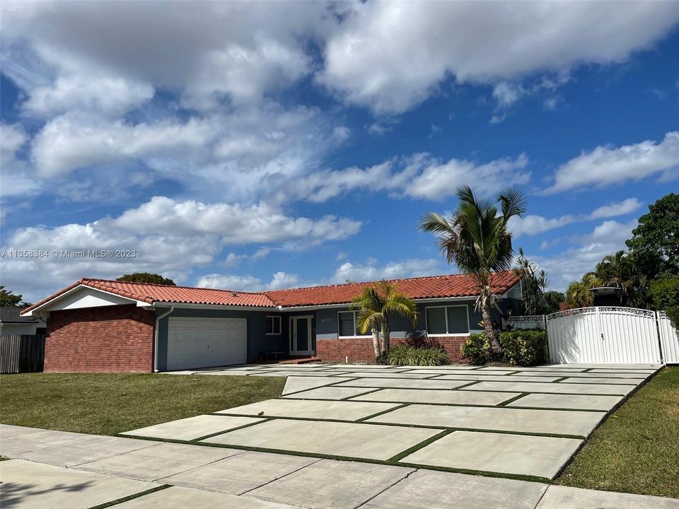 Recently Sold: $700,000 (4 beds, 2 baths, 1716 Square Feet)