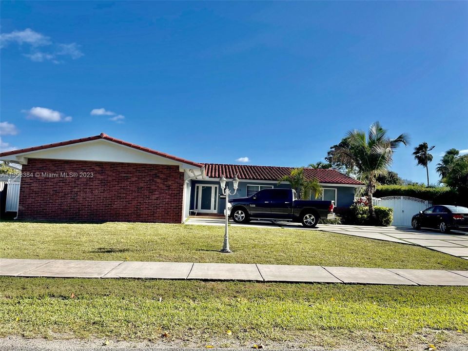 Recently Sold: $700,000 (4 beds, 2 baths, 1716 Square Feet)