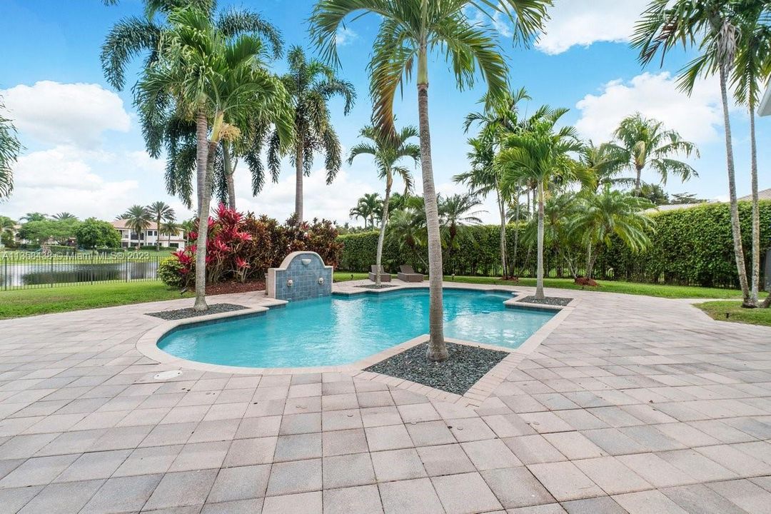 Recently Sold: $2,195,000 (5 beds, 6 baths, 5950 Square Feet)